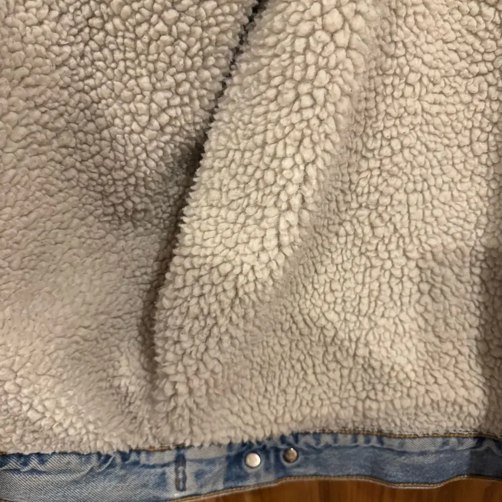 RARE Vintage Levi’s Sherpa-Lined Denim Trucker Jacket w/ Leather Collar – XL